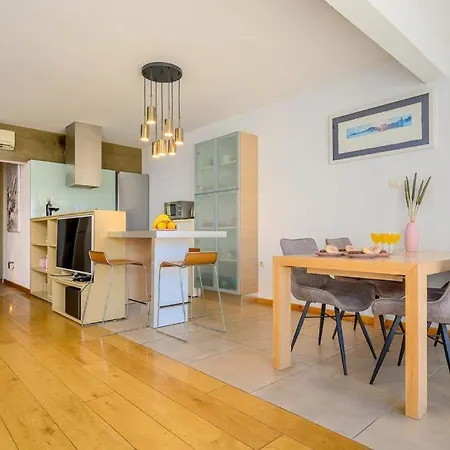 Luxury Eni On The West Coast Split